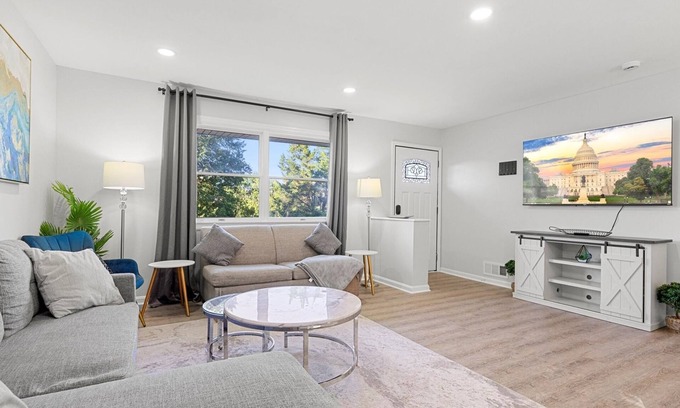 Jefferson Manor Apartment | Upscale Old Town Views 3BD Lux