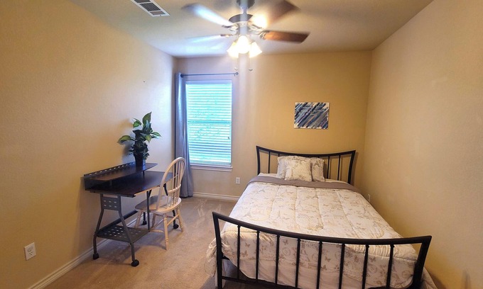 Crowley House | Upstairs Charming 2-bedroom in cool Crowley with AC, WiFi