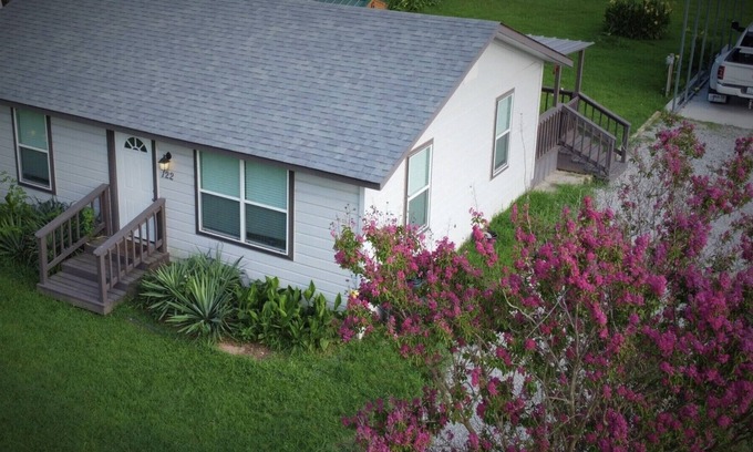 Mead Cabin | Upstream Cottage-Lake Texoma. RV awning to park boat. Near boat ramp & marina.