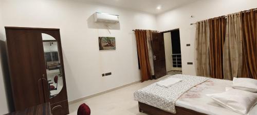 Varanasi Apartment | Urban Bliss- Luxury Villa- Gym, library, 5 Min DLW, 10 Min Station & BHU