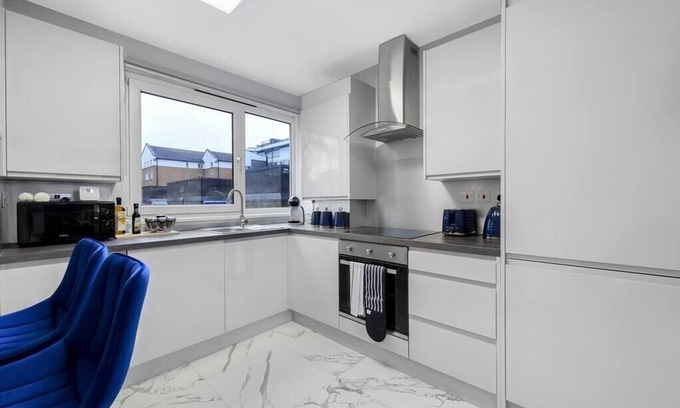 Hackney Wick Apartment | Urban Chic Getaway: 4-BR with an Outdoor Haven
