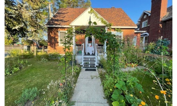Montreal House | Urban farmhouse in Verdun les jardins