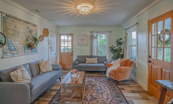 Burton House | Urban Nest Cottage - Book Now!