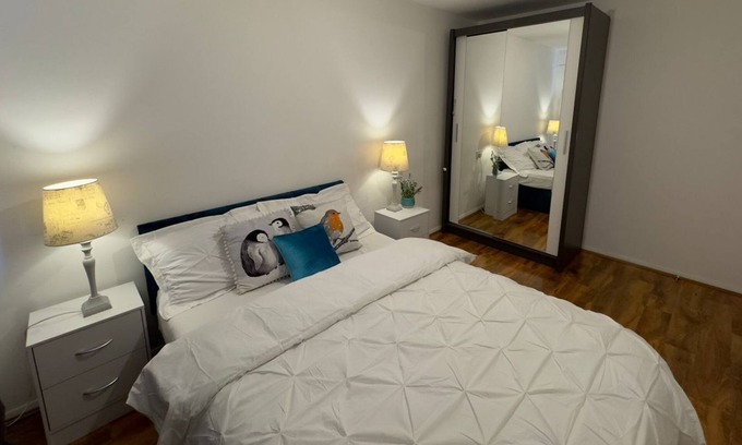 Thamesmead Apartment | "Urban Oasis: 15-Minute Commute to Central London with Unique Outdoor Garden"