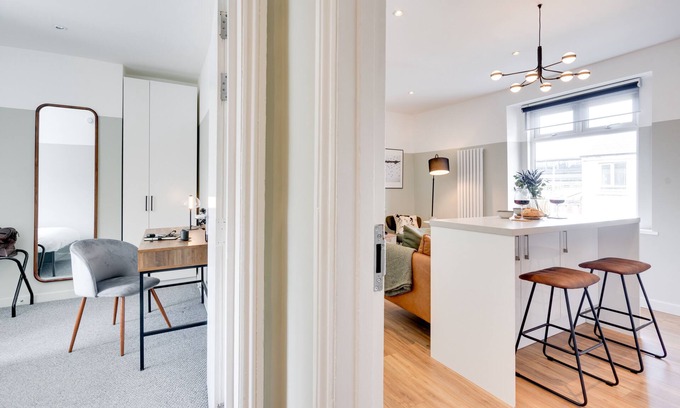 Newport Apartment | Urban Oasis by Keystone