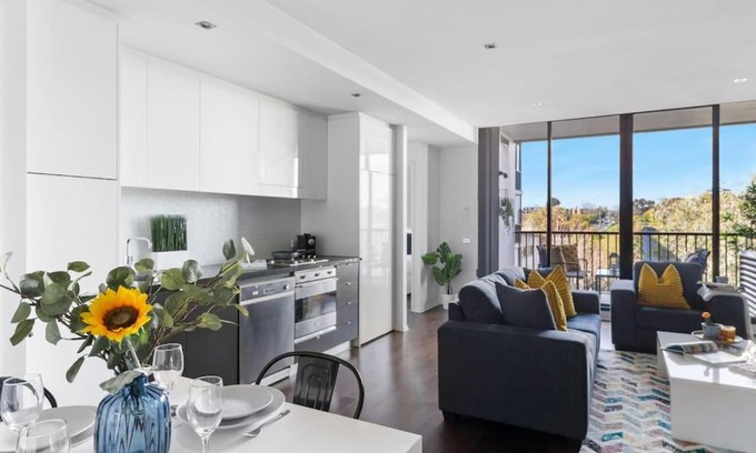 Richmond North Apartment | Urban Uptown: Stylish Richmond
