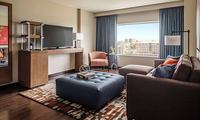 Jewell Heights - Hoffman Heights Hotel | 4-Star Hotel ∙ Hyatt Regency Aurora-Denver Conference Center