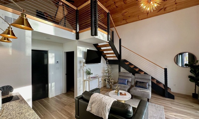 Gatlinburg - Pigeon Forge Cottage | UT Football + Nighttime Views + Hot Tub!