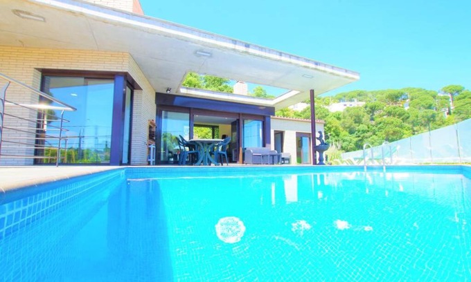Lloret de Mar Villa | V&V LLORET-VILLA NICOLE moderna villa para 9 PAX con piscina privada y barbacoa