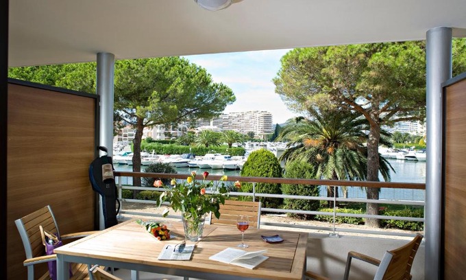 Mandelieu-La-Napoule Apartment | Vacancéole - Résidence Carré Marine