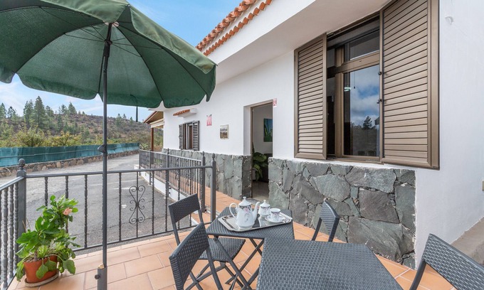 San Bartolome de Tirajana House | Vacation Home 'Vivienda 2' with Mountain View, Shared Pool and Shared Terrace