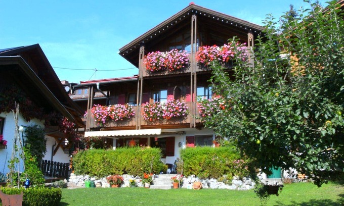 Vorderhindelang Apartment | Vacation apartment Enzian with south-facing balcony - Ferienwohnungen Haas