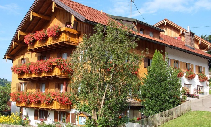 Vorderhindelang Apartment | Vacation apartment - 58 sqm - 1 bedroom - balcony - house "Beim Lorenzar"