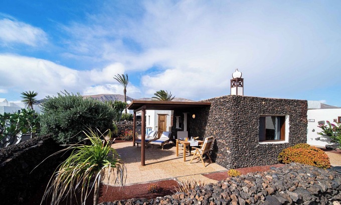 Haria House | Vacation Home 'Casa Margarita 3' with Mountain View, Private Garden & Wi-Fi