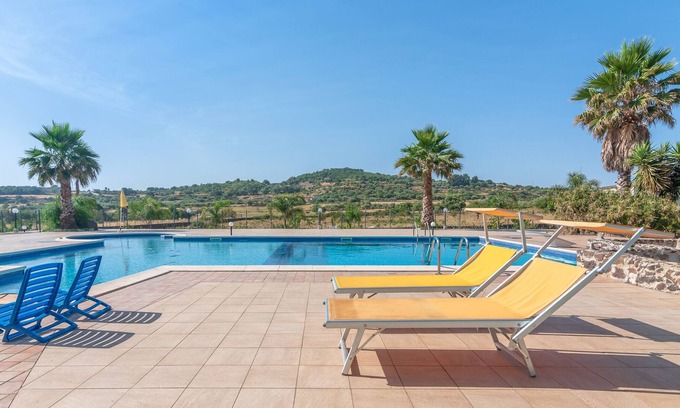 Melilli House | Vacation Home "Casa Mariaroberta" with Shared Pool, Whirlpool & Wi-Fi