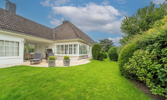 Munkmarsch House | Vacation home for up to 5 people with garden and fireplace.
