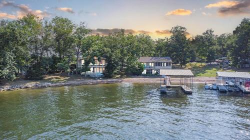 Lake Ozark House | Vacation Home Mallard Water Front two king beds