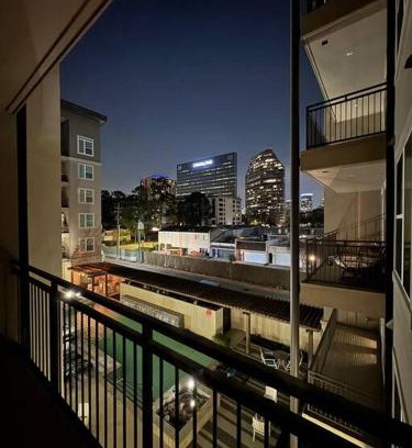 Houston Apartment | Vacation Rental Home with Pool/Skyline View Near Galleria Mall