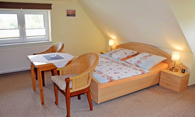 Hiddensee Apartment | Vacation room under thatched roof Groot Partie - Holiday room under thatched roof in