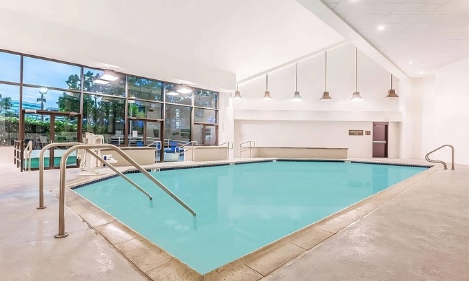 Irvine Business Complex Hotel | Vacation Starts Here! Near Marconi Automotive Museum, Pet-Friendly, w/Pool
