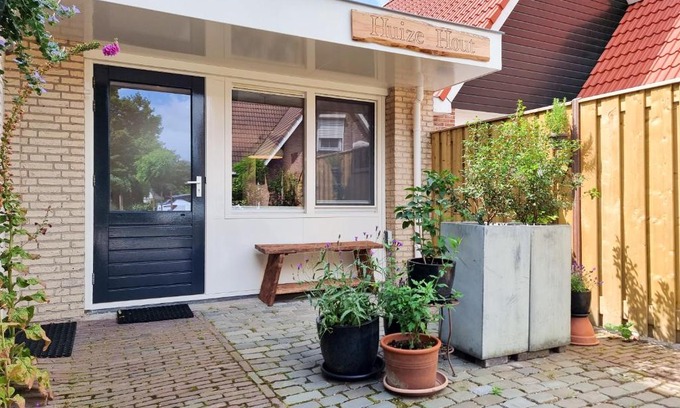 Grijpskerke Apartment | Vakantiestudio Huize Hout GR01