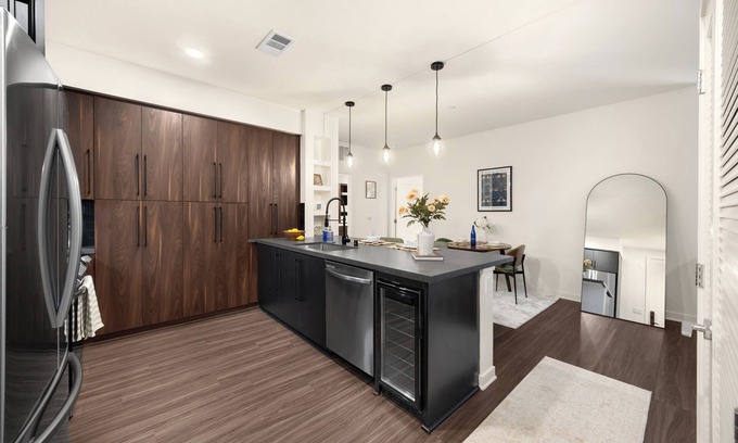 Airport Area Apartment | Valeria - Prime Luxury Apartment - 1BR King Bed/1BA w/Amenities