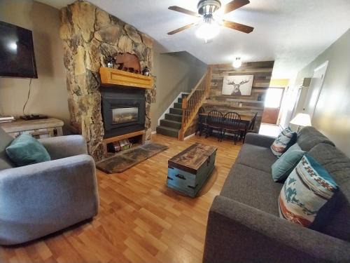 Red River House | Valley Condo 104 - Casa Zia - Creekside - WiFi - Hot Tub - Fireplace - Washer - Dryer - Pet Friendly