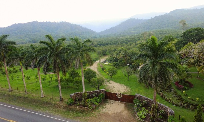 Dangriga Villa | Valley Stream Private Eden
