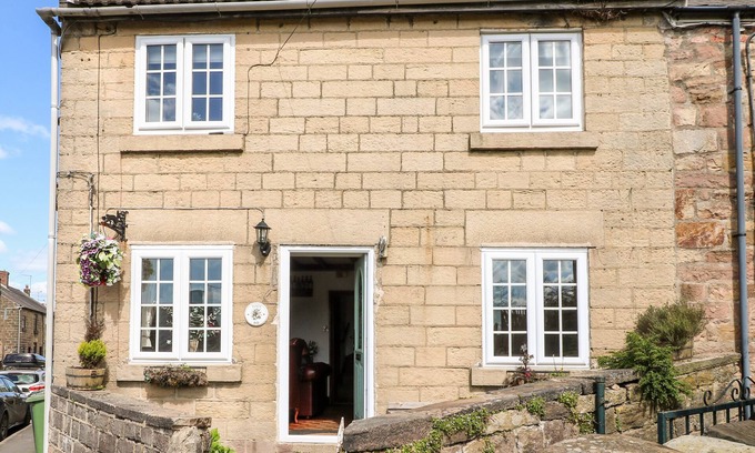 Belper Cottage | VALLEY VIEW, pet friendly, character holiday cottage in Belper