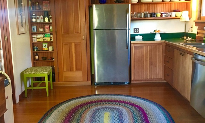 South Colby House | Vashon Craftsman Retreat with Mount Rainier view