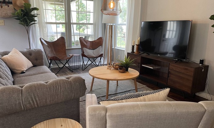 Leisure Land House | Vaughn Lakeview cottage