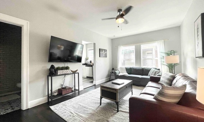 Weinland Park House | Vaulted Flat (D) | Hot Tub | Walkable to Short North