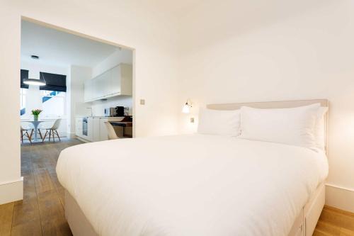South Hampstead Apartment | Veeve - Contemporary in Swiss Cottage