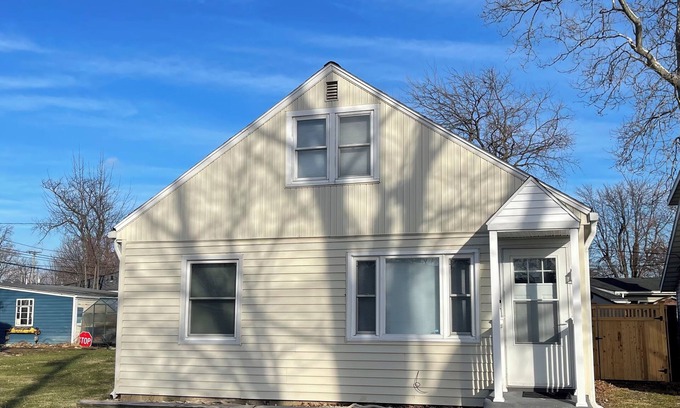 Vermilion Cottage | Vermilion cottage with 6 beds, beach access, AC, WiFi, dishwasher & pet friendly