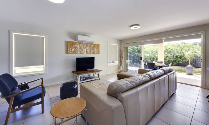 South West Rocks Apartment | Very comfortable, air conditioned, WIFI, downstairs unit located a few.