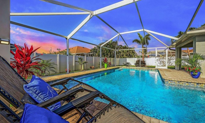 Trafalgar House | Very Private South Facing Pool/Spa Home Close to shopping and dining