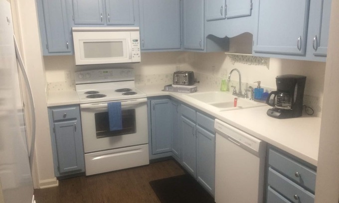 Greensboro Condo | VERY QUIET, 2 bedroom/2 bath, 1st floor condo next to a beautiful park!