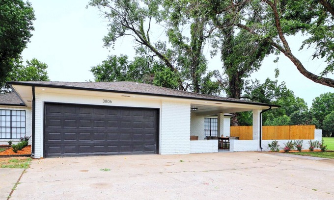 Muskogee House | Very Spacious! 2 King Suites, Close to River and Lakes