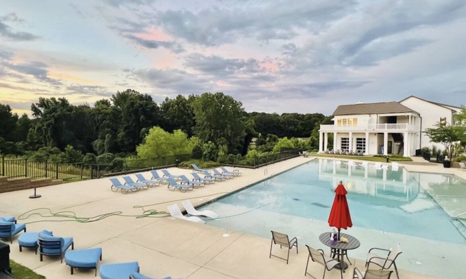 Oxford Cottage | Veteran and Ole Miss Family Owned - Quaint Cottage Near Campus and the Square