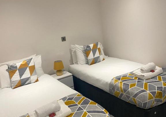 Sheldon Apartment | Vibrant 2 Bedroom Apartment - BHX Airport
