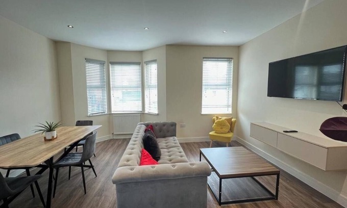 Croham Apartment | Vibrant and cozy 2bed London apartment