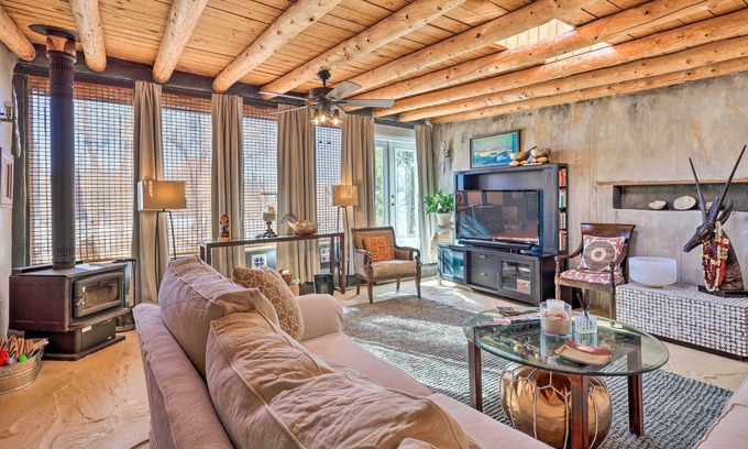 Arroyo Hondo House | Vibrant 'Casa Coyote' Near John Dunn Bridge!