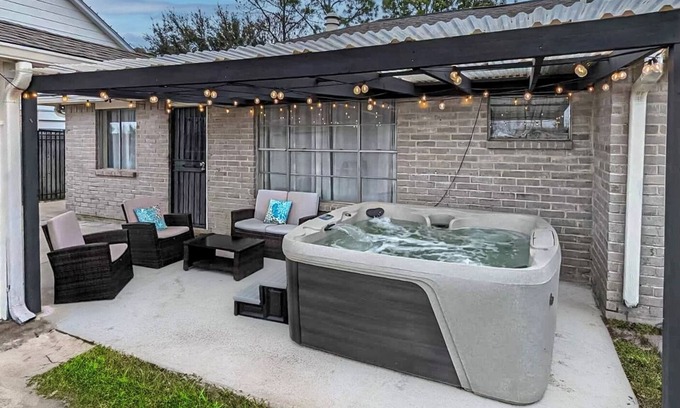Missouri City House | Vibrant Getaway – Say Hello to the Best of Houston! Quiet 4 BDR, Dog Friendly!