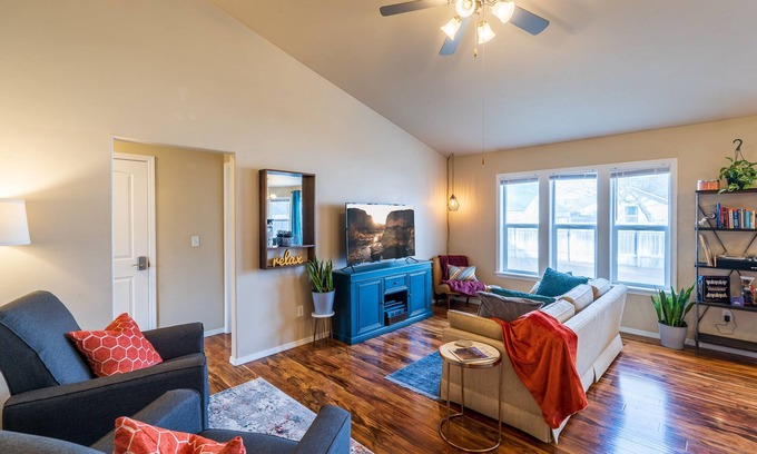 Twin Falls House | Vibrant Oasis by Hospital - Cozy & Eclectic
