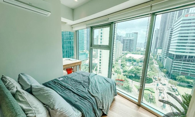 Bonifacio Global City Apartment | Vibrant Oasis with the best view + Fast WiFi