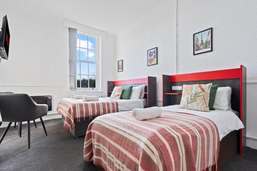 Dudley Apartment | Vibrant, spacious studio with Parking and Netflix