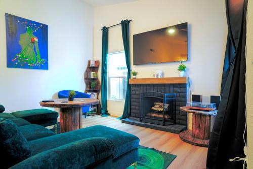 Las Vegas House | Vibrant Vegas Retreat, Quiet, Cozy, 18 min to Strip