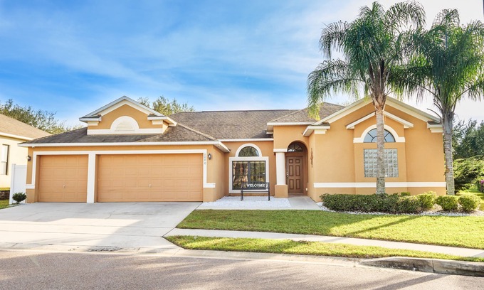 Legacy Park House | Viburnum Villa, 5 bed luxury poolhome on Legacy Park, 15 minutes from Disney