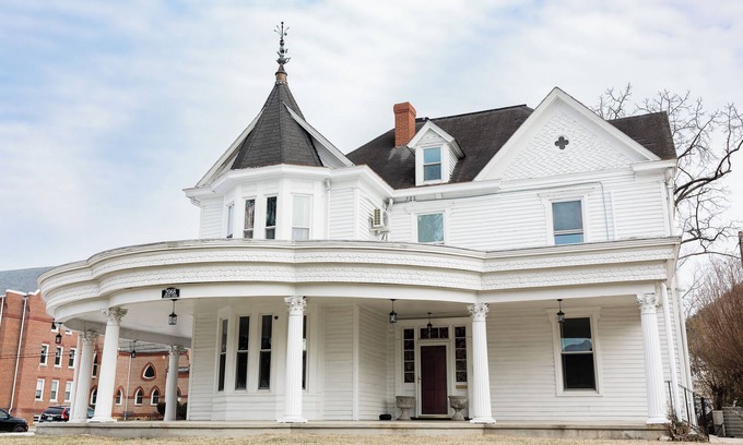 Buena Vista Bed & Breakfast | Victorian Bed & Breakfast in Charming Mountain Town