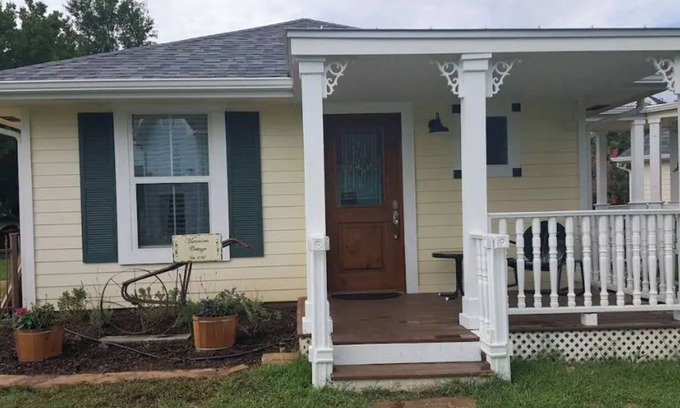 Granbury Cottage | Victorian Cottage